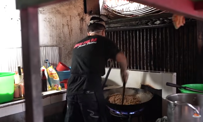 Proses memasak di Nasi Goreng Pak Dji.