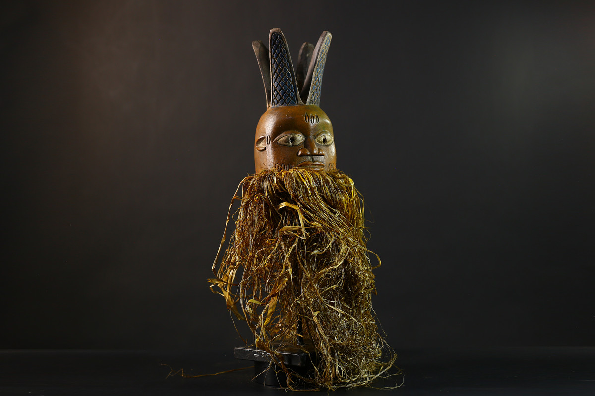 Full vertical display with raffia cascading
