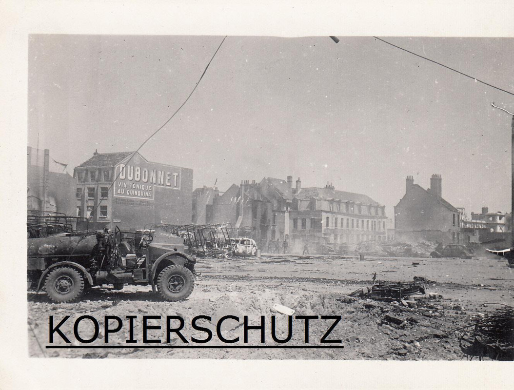 Zerstörtes Stadtvierteil Fahrzeuge PKW Stuka Ang