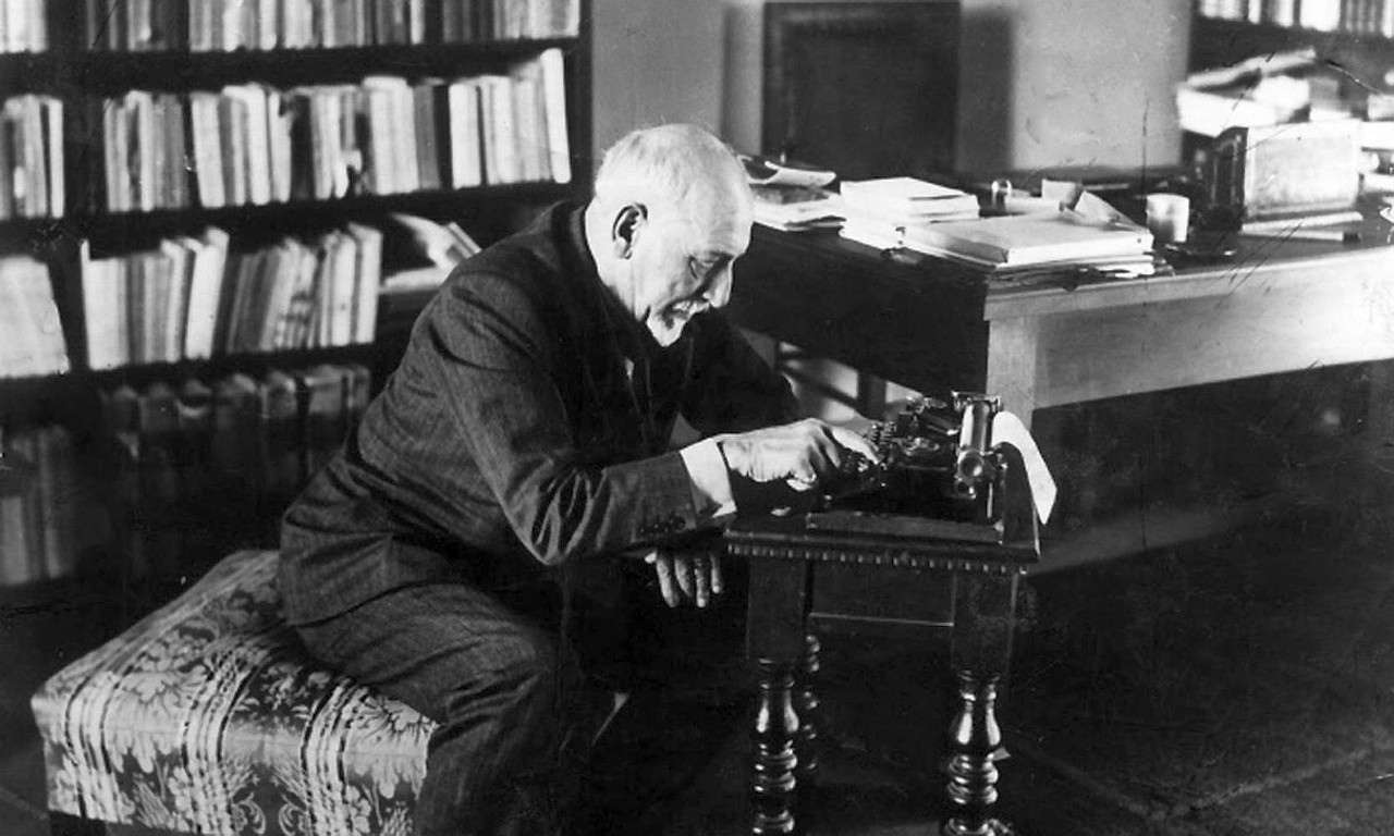 04-Luigi-Pirandello-con-la-macchina-da-scrivere-nel-suo-studio-in-Via-Bosio-15-a-Roma-nel-1934