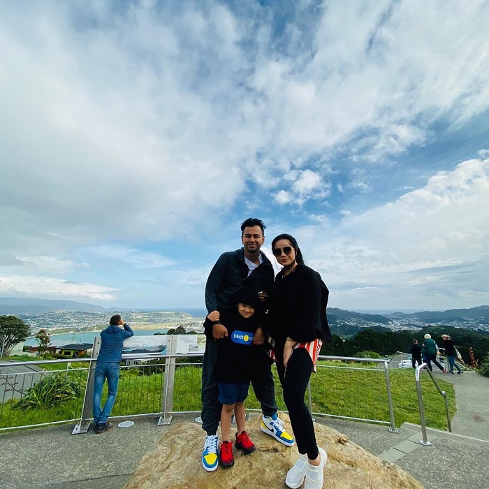 Raffi Ahmad dan keluarga saat berpose di Mount Victoria, Selandia Baru.