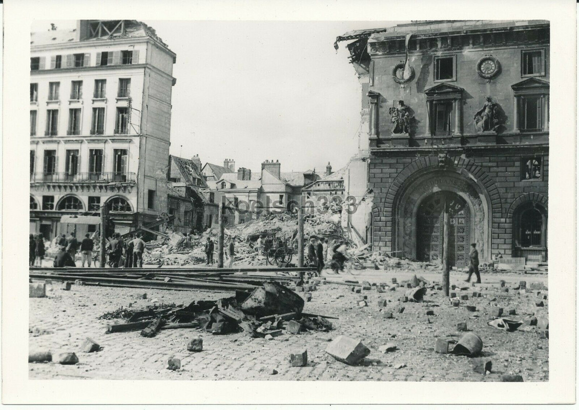 Foto Ruinen in der schwer zerstörten Stadt Rouen in Frankreich 1940sdg