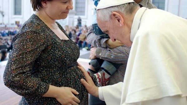Le parole di Papa Francesco sulla vita dans Aborto Papa-Francesco-benedice-una-donna-incinta
