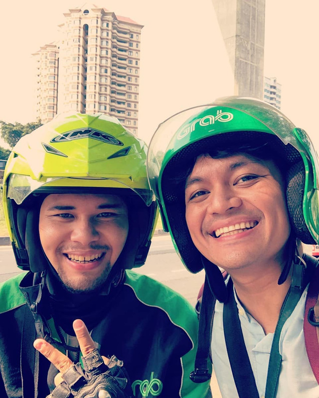 Putra almarhum Deddy Dores, Calvin Dores (kiri) yang viral karena menjadi ojek online demi menyambung hidup.