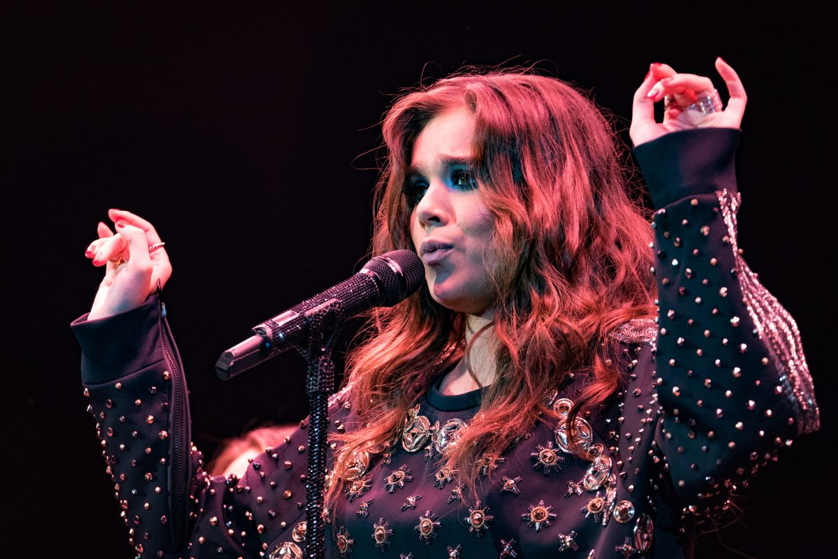 hailee-steinfeld-performs-at-b96-summer-bash-in-