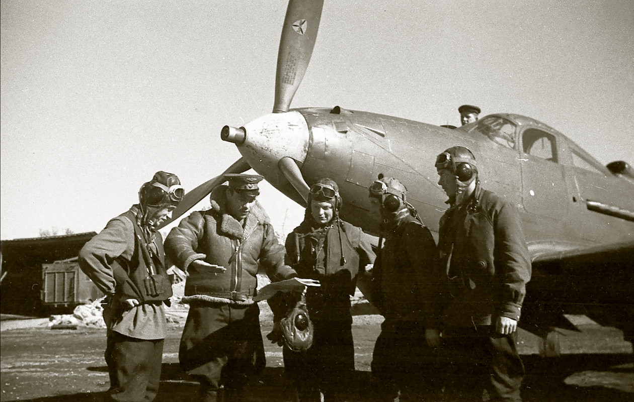 Bell-P-39-Airacobra-255IAP-5MTABR-with-pilots-Northern-Fleet-1943-01