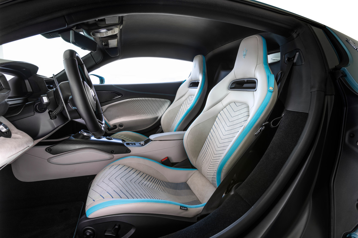 06_MaseratiMC20Iris_sedile_seats_ICEleather_externalstrapsinAIAquarainbowleather