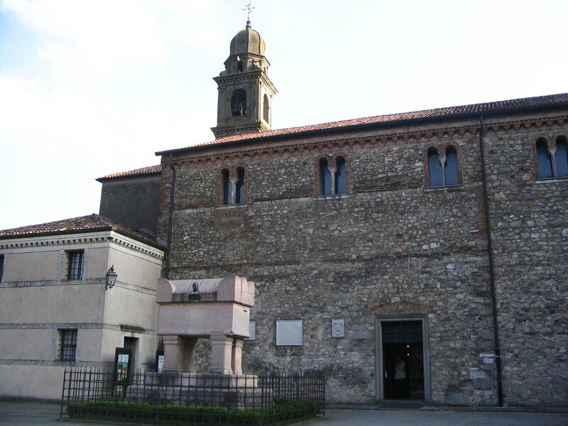 Arqu-Petrarca-Eglise-Santa-Maria-et-tombe-de-Petrarque