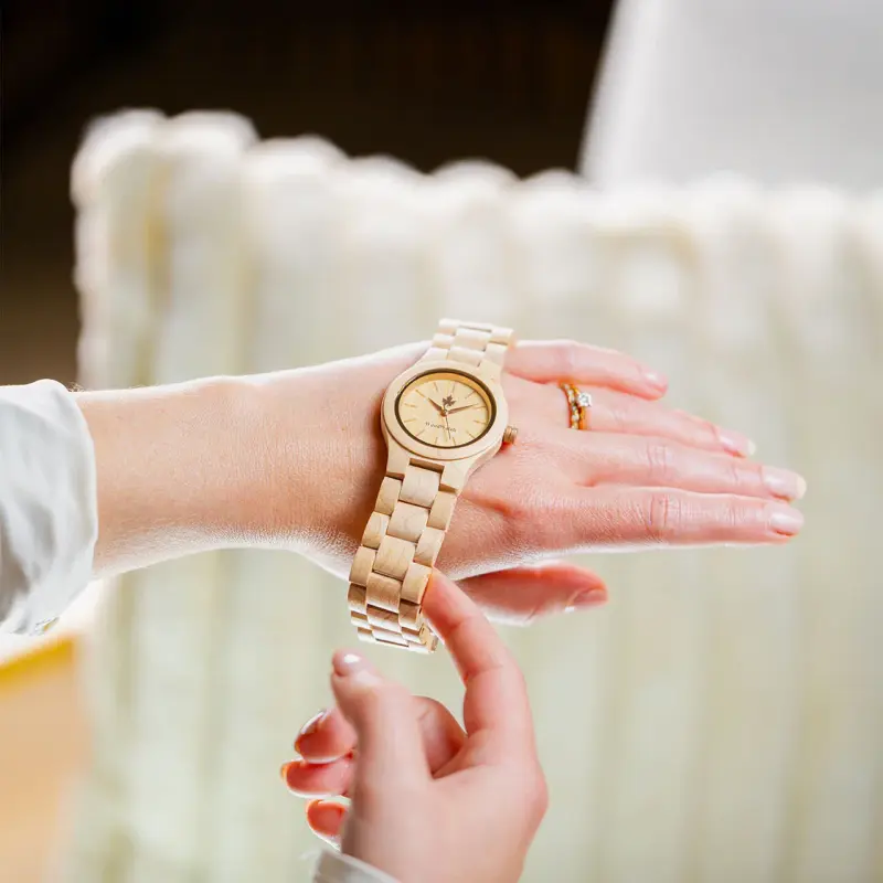 Maple-Rosegold-Wood-Watch-with-natural-Maplewood-and-feminine-rose-gold-details