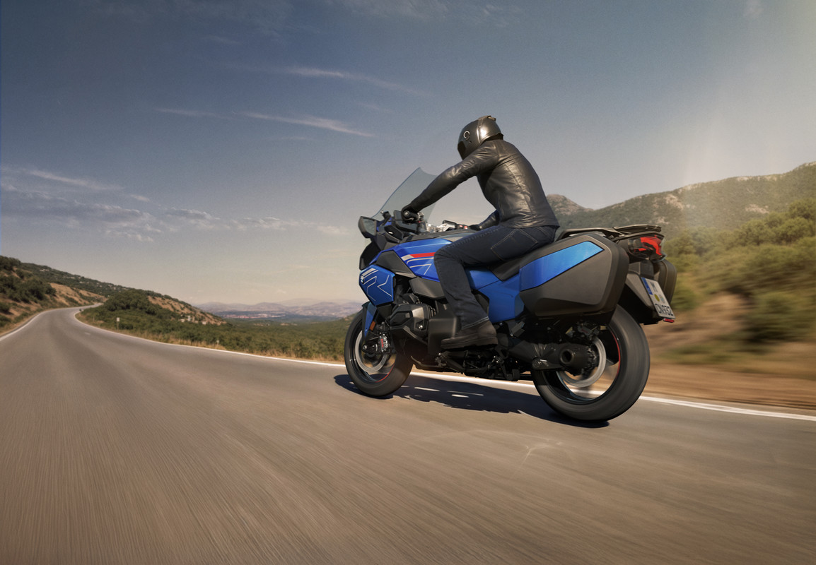 P90596288_highRes_the-new-bmw-r-1300-r