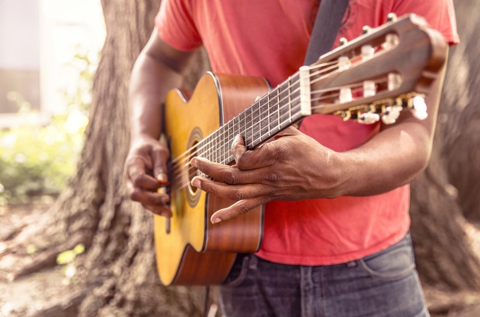 temalik-gitar-calan-erkek-resimleri-3.jpg
