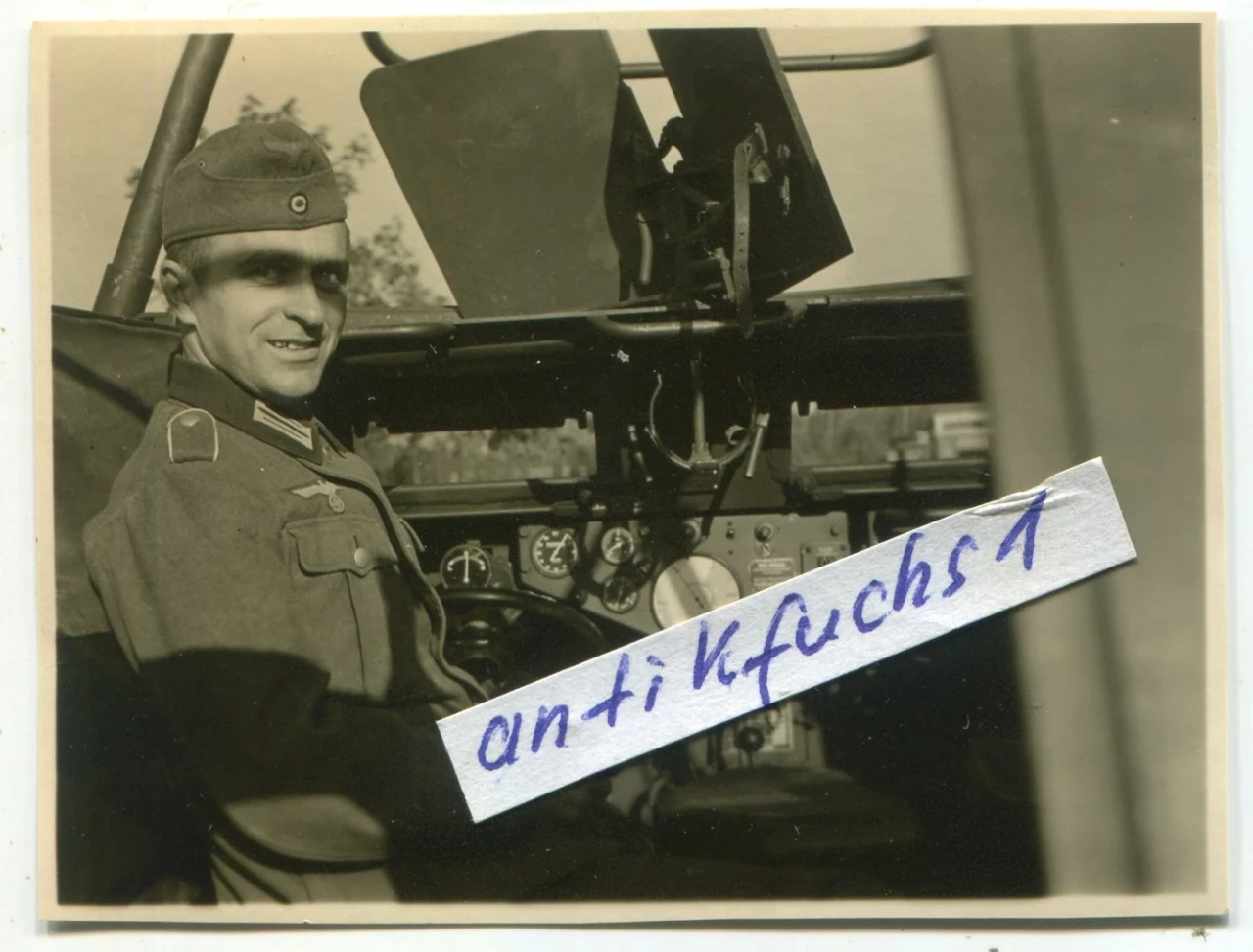 Foto Soldat im SPW Schützen Panzer vor der Abfahrt zur Invasionsfront 1944