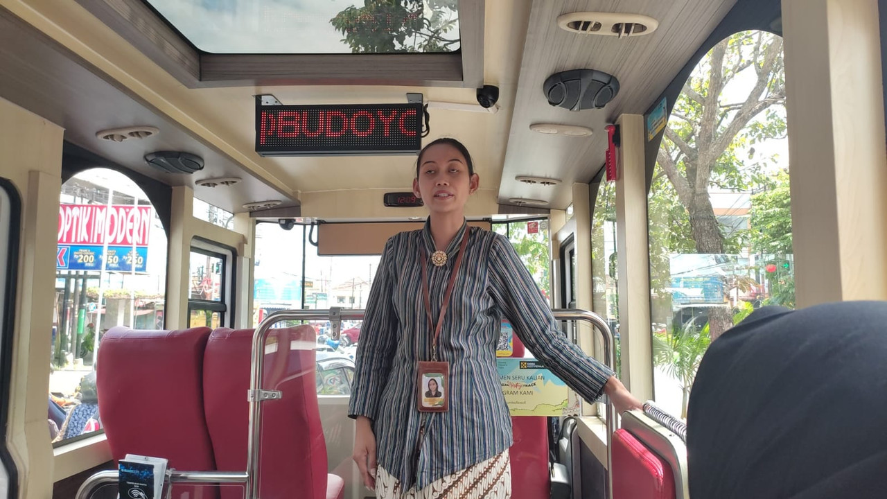 Pemandu tur bus Jogja Heritage Track saat menjelaskan tentang sejarah dan nilai filosofi setiap spot penting di Jogja, pada Kamis (6/4/2023).