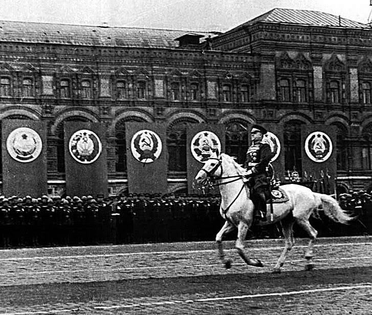 Moscú, 24 de junio de 1945. Zhukov galopa en la Plaza Roja para saludar al victorioso ejército soviético