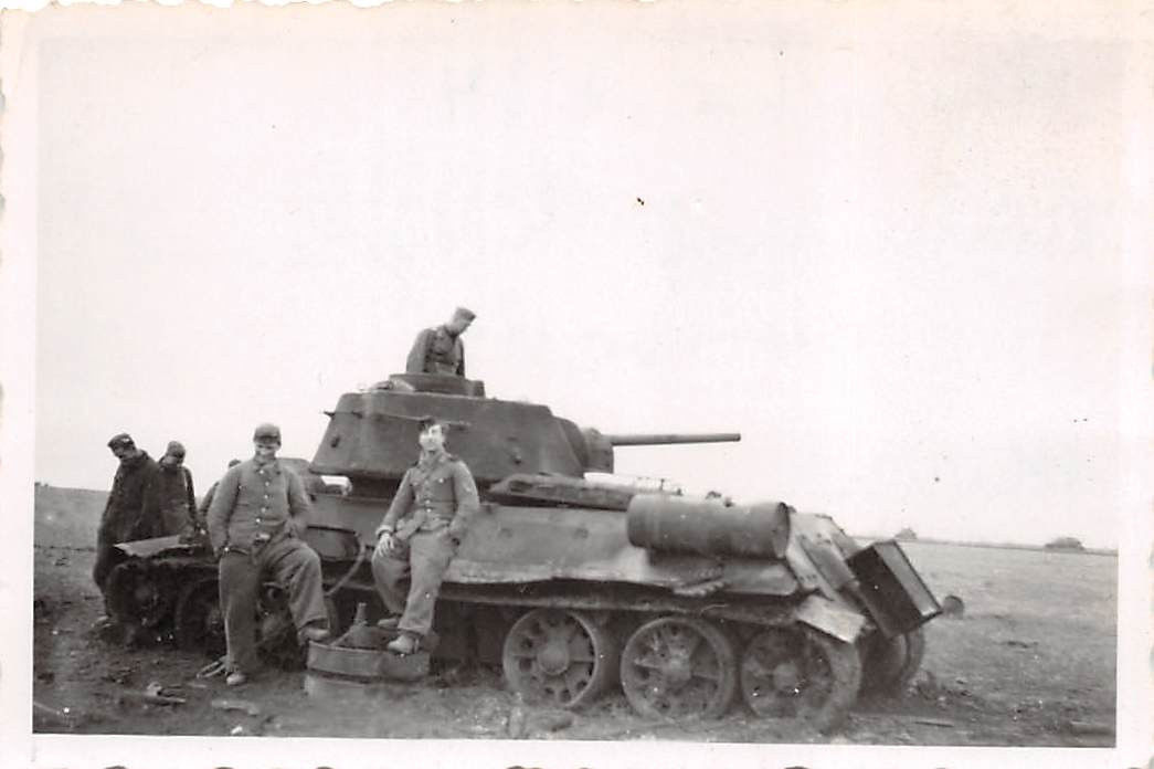 Soldaten auf russ. Panzer T - 34 Brückenkopf Sik