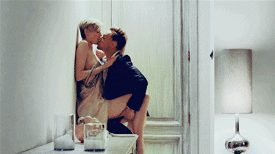 elizabeth debicki and tom hiddleston in answer #1447725