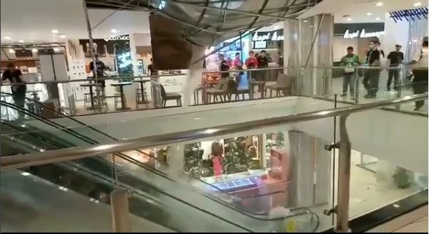 Atap plafon Malioboro Mall Ambrol diterpa hujan deras yang mengguyur kota Yogyakarta (instagram @jogja24jam)