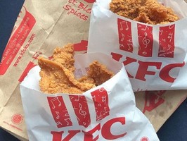 Индонезийский KFC начал продавать кожу от крылышек отдельно от мяса