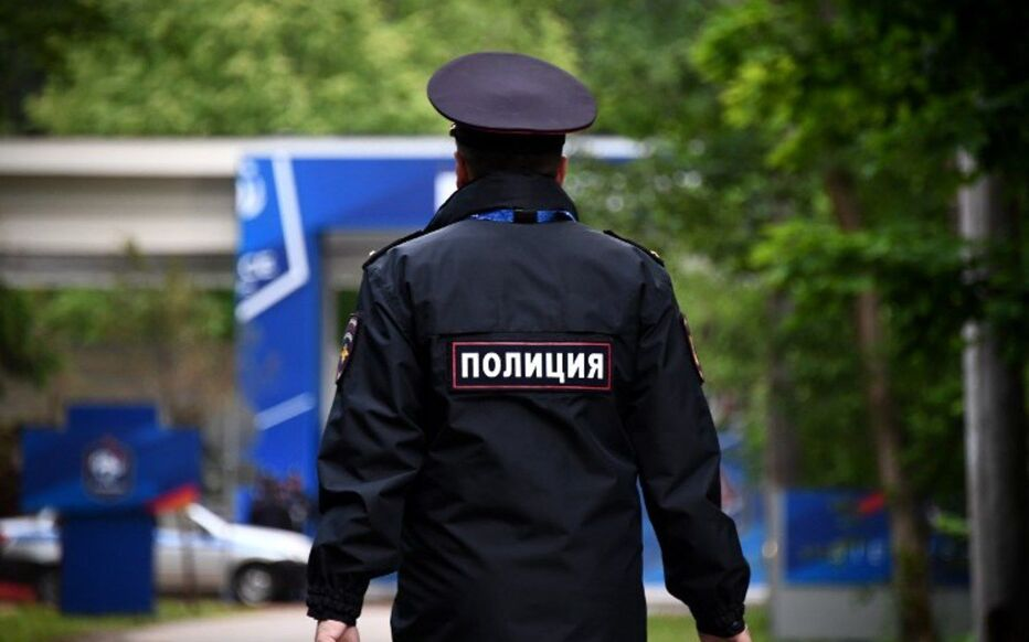 Photographie d'un des policiers de Gardinov sécurisant le quartier où vivait Alexandrov Jevak et sa famille.