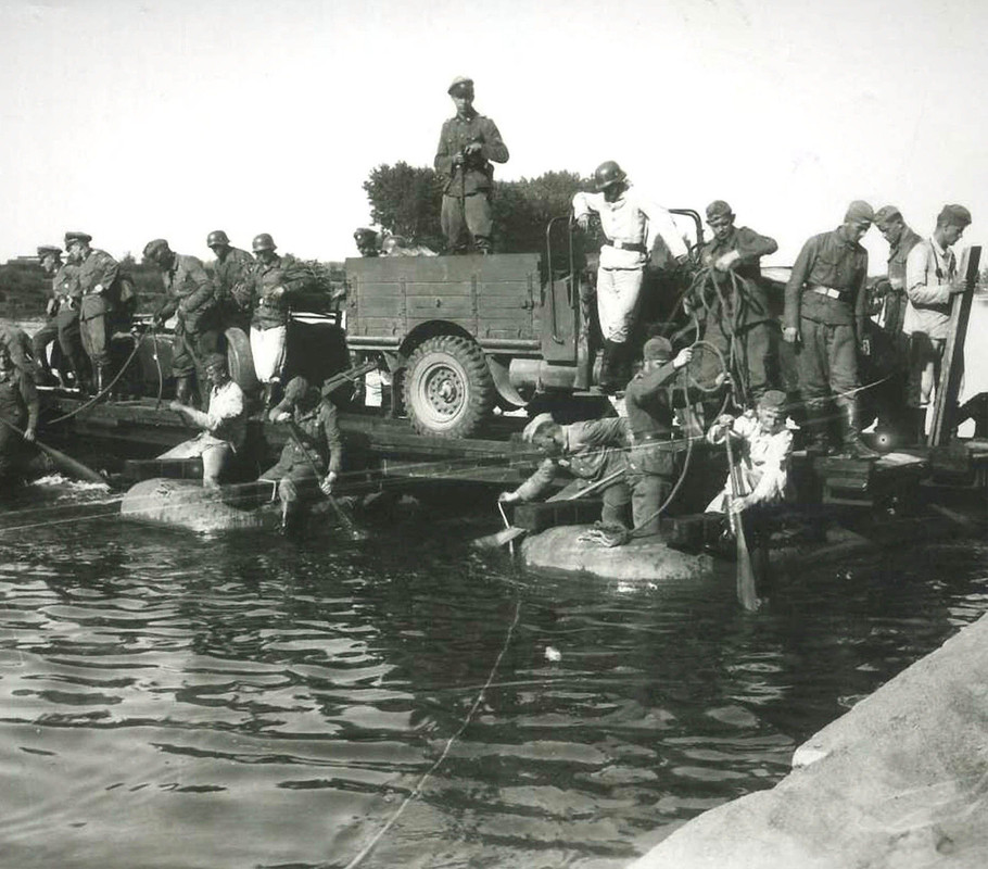 FOTO - ELITE EINHEIT - FLUSS ÜBERFAHRT - KRAD - 