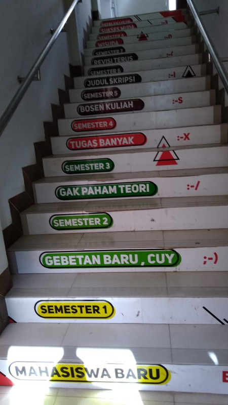 7 Tulisan unik di tangga ini bikin termotivasi & gak capek naik turun