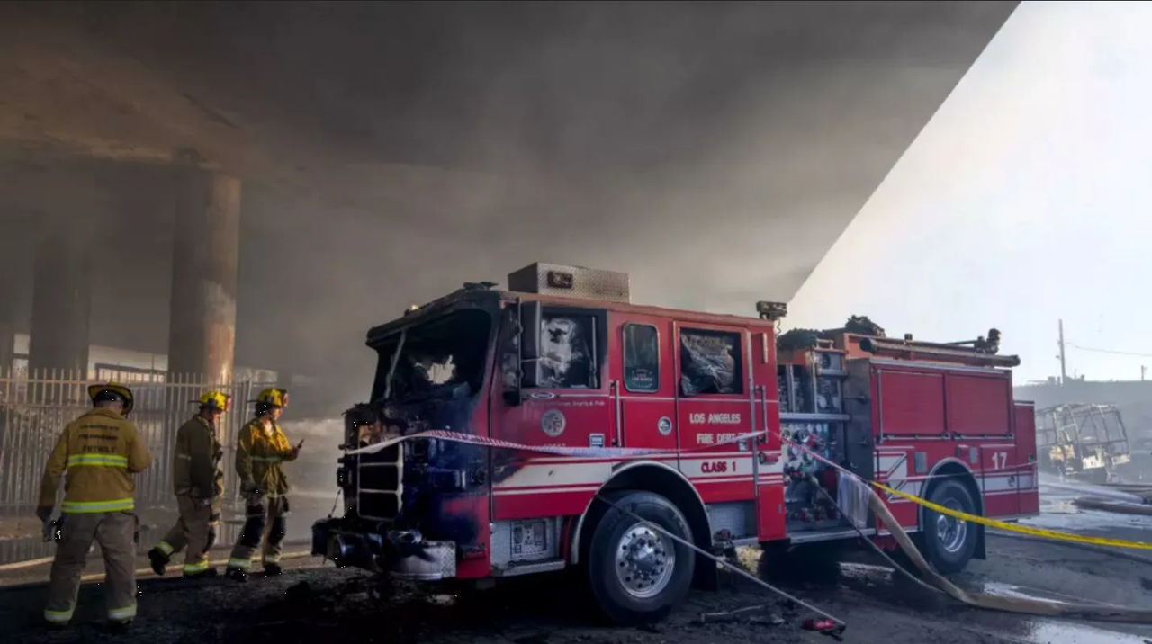 Autopista en Los Angeles, cerrada por incendio incontrolable