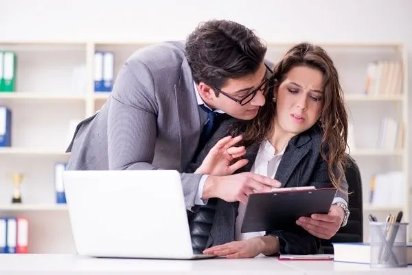 Accidentalmente captan el momento exacto de un caso de acoso sexual en antro