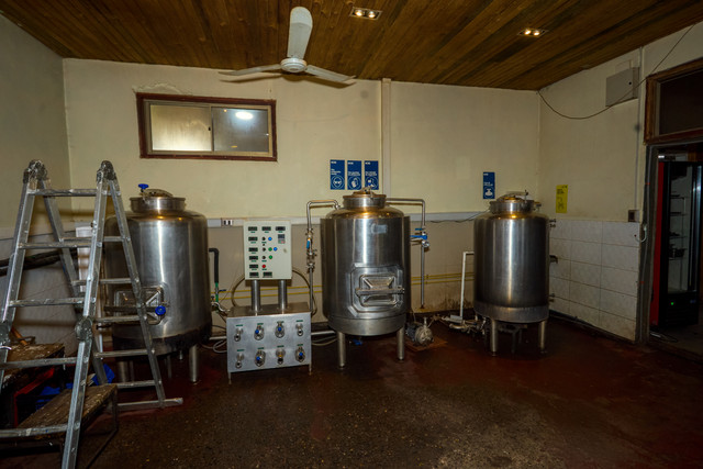 Equipos de elaboración de cerveza en la sala de producción de Cervecería Rural