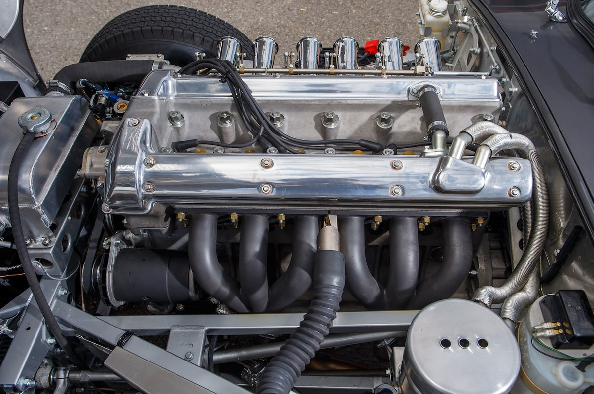 Jaguar-E-Type-Lightweight-engine-02