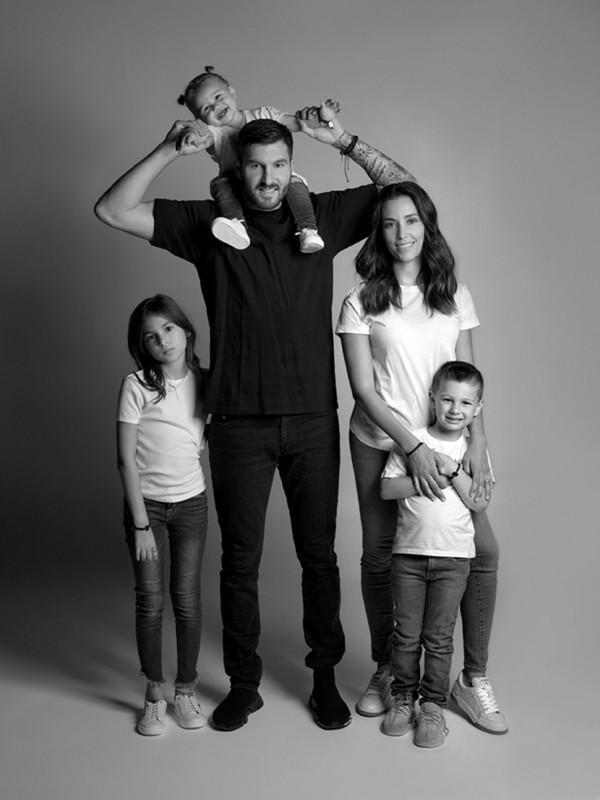 Burlas le llueven a Gignac por extravagante abrigo verde ¿Carísimo de Francia?