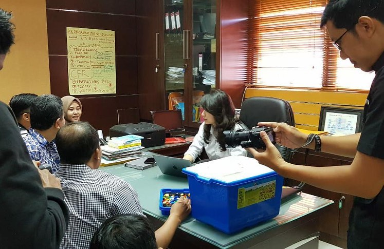 Risa Santoso saat diwawancari awak media di Institut Asia