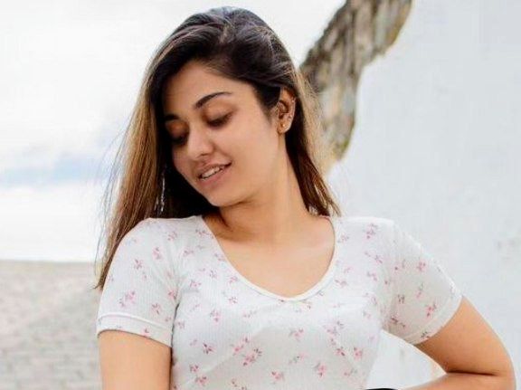 indian girl kissing with boyfriend and licking her boob exclusive