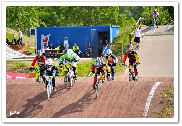 BMX-IN-WEDSTRIJD-RAVELS