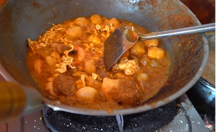Proses memasak di Seblak Warma Tea.