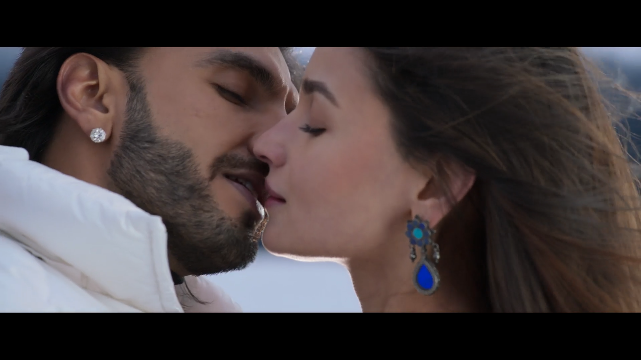 Rocky Aur Rani Kii Prem Kahaani 2023 - by Telly - VLC media player 08-09-2023 14_04_01