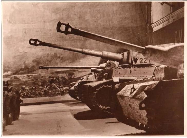 Фрагмент экспозиции Музея обороны Ленинграда. Зал трофеев. Немецкие танки и самоходные артиллерийски