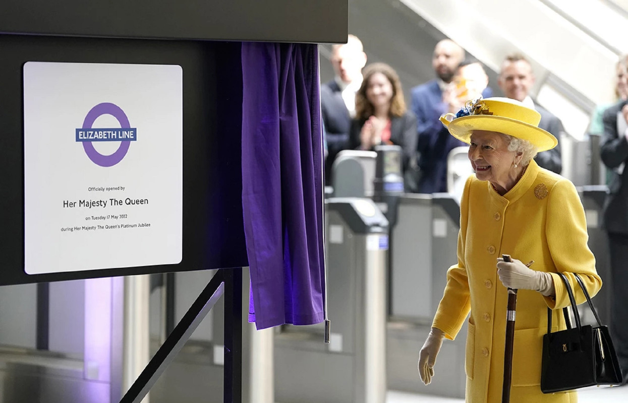 Reina Isabel asistió en persona para inaugurar su línea del metro ¿Cómo se ve?