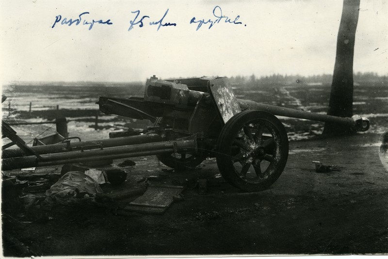 Брошенное немецкое 75-мм орудие, накрытое огнем советской артиллерии.