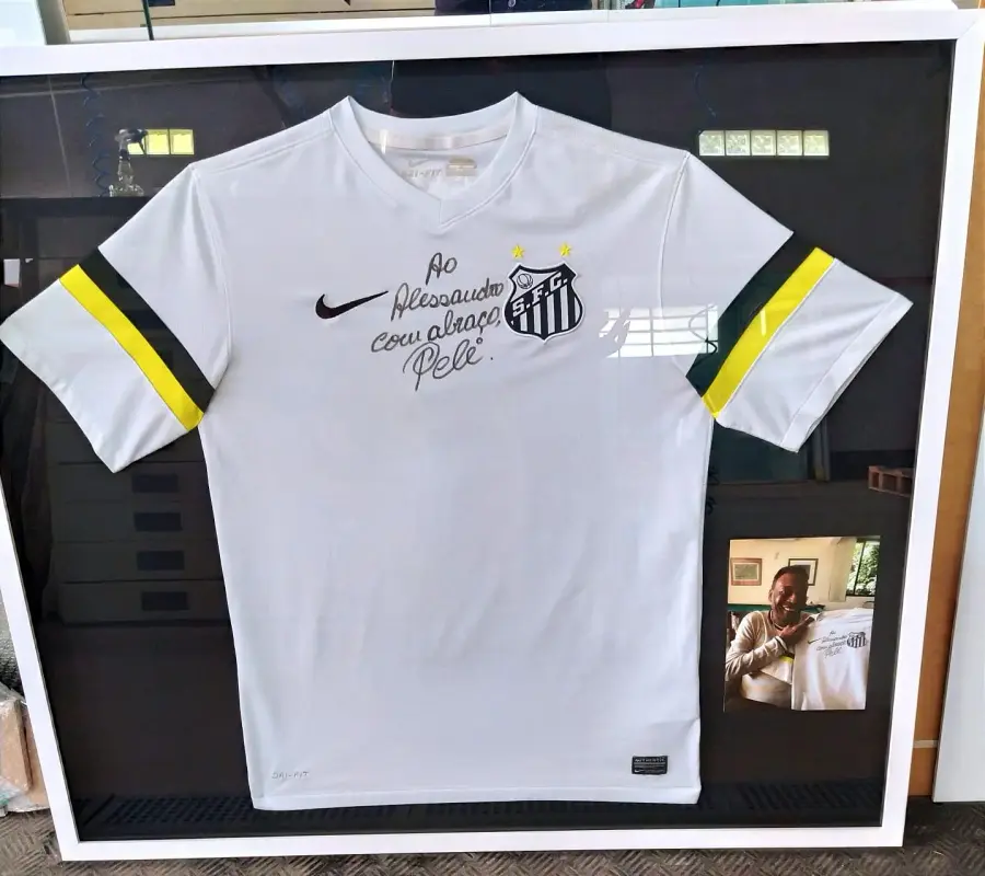 Detalhe de camiseta emoldurada mostrando a costura