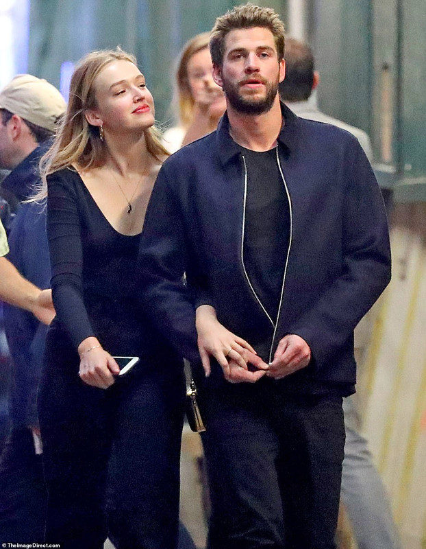 Liam Hemsworth dan Maddison Brown bergandengan tangan