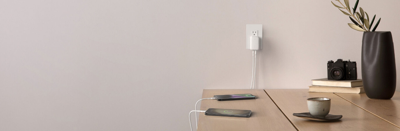 Cargador de pared doble Belkin 42W en un entorno de hogar.