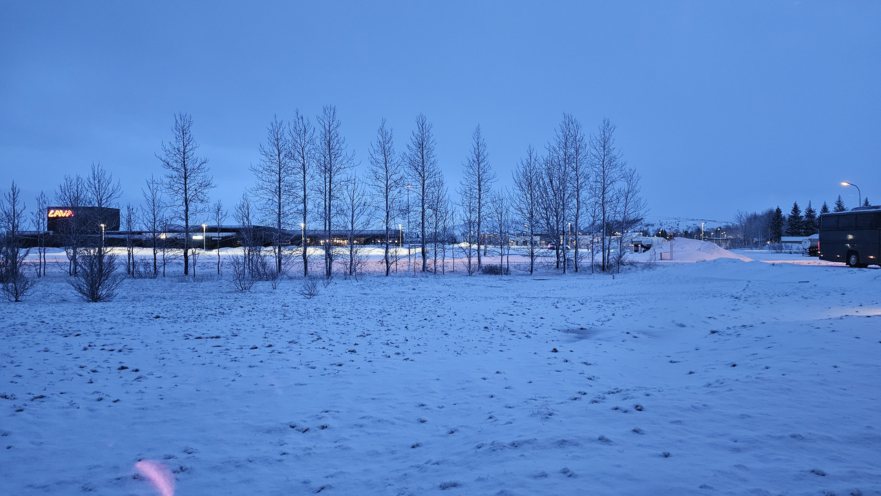 7:45在飯店內隔著玻璃拍攝，左下角應該是耀光