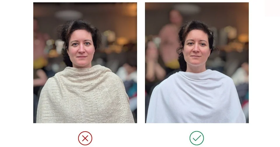 Test de draping sur une femme en colorimétrie pour déterminer la saison ivoire couleur chaude vs blanc pur couleur froide