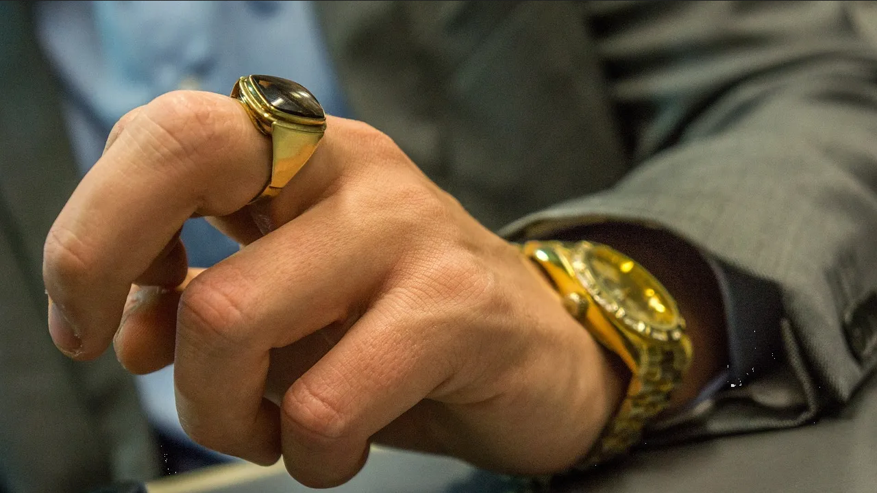 ¿Qué debes usar en tu dedo para atraer dinero y amor, según el Feng Shui?