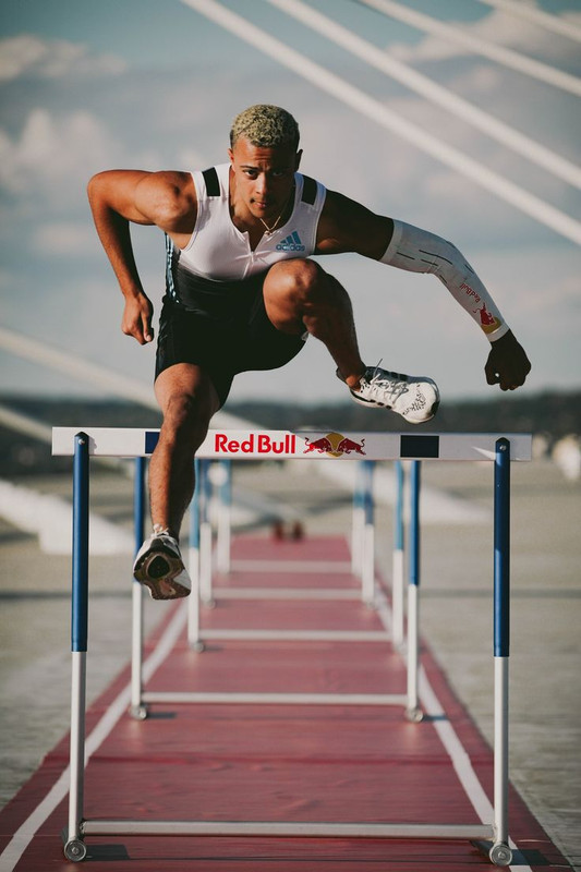 A 1 an des JO de Paris 2024 la marque Redbull fait courir l athlète français Sasha Zhoya sur le toi