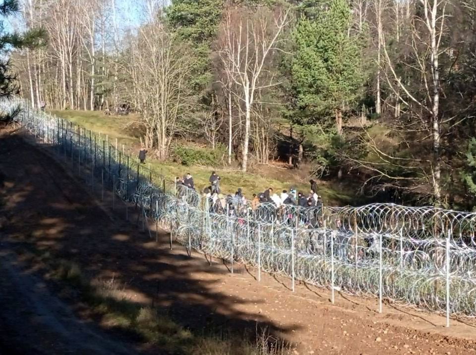 Rusia envía bombarderos a Bielorrusia y culpa a la UE de catástrofe migratoria