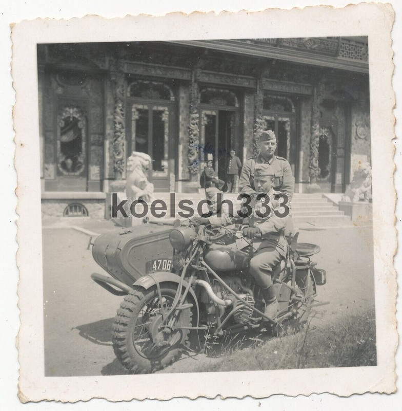 Foto Soldaten der Wehrmacht mit belgischem FN Beute Motorrad in Brüssel Belgien 1940