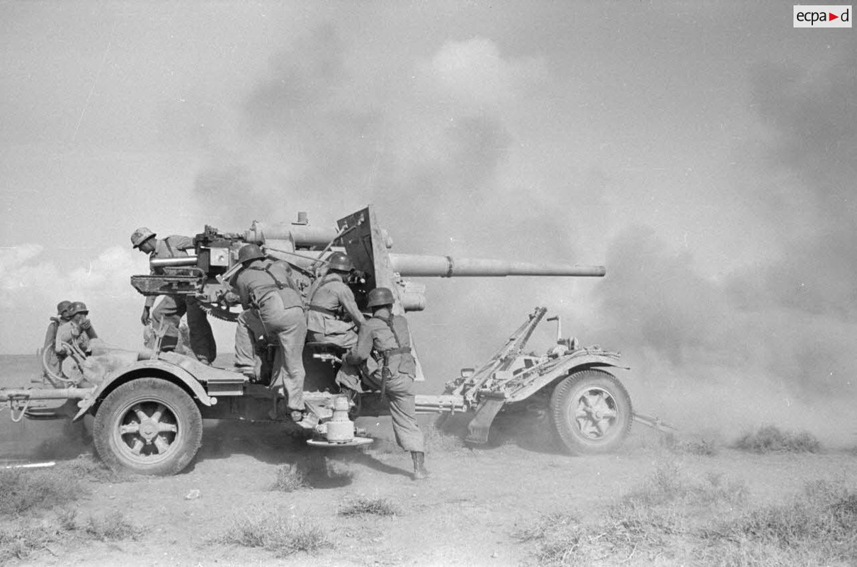 Une batterie de FlaK équipée de canons de 8,8 cm FlaK-18 effectue un tir, s'agit-il d'un exercice ou