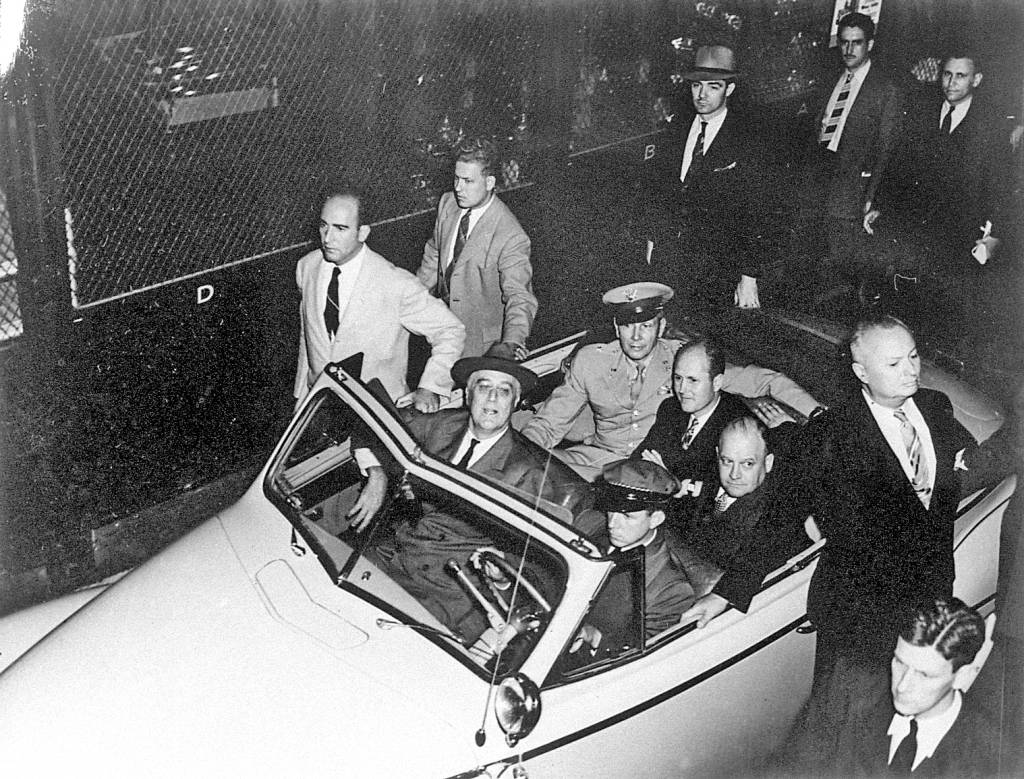 Franklin Delano Roosevelt durante la gira de la planta de producción de Beoing Franklin Delano Roosevelt durante la gira de la planta de producción de Beoing