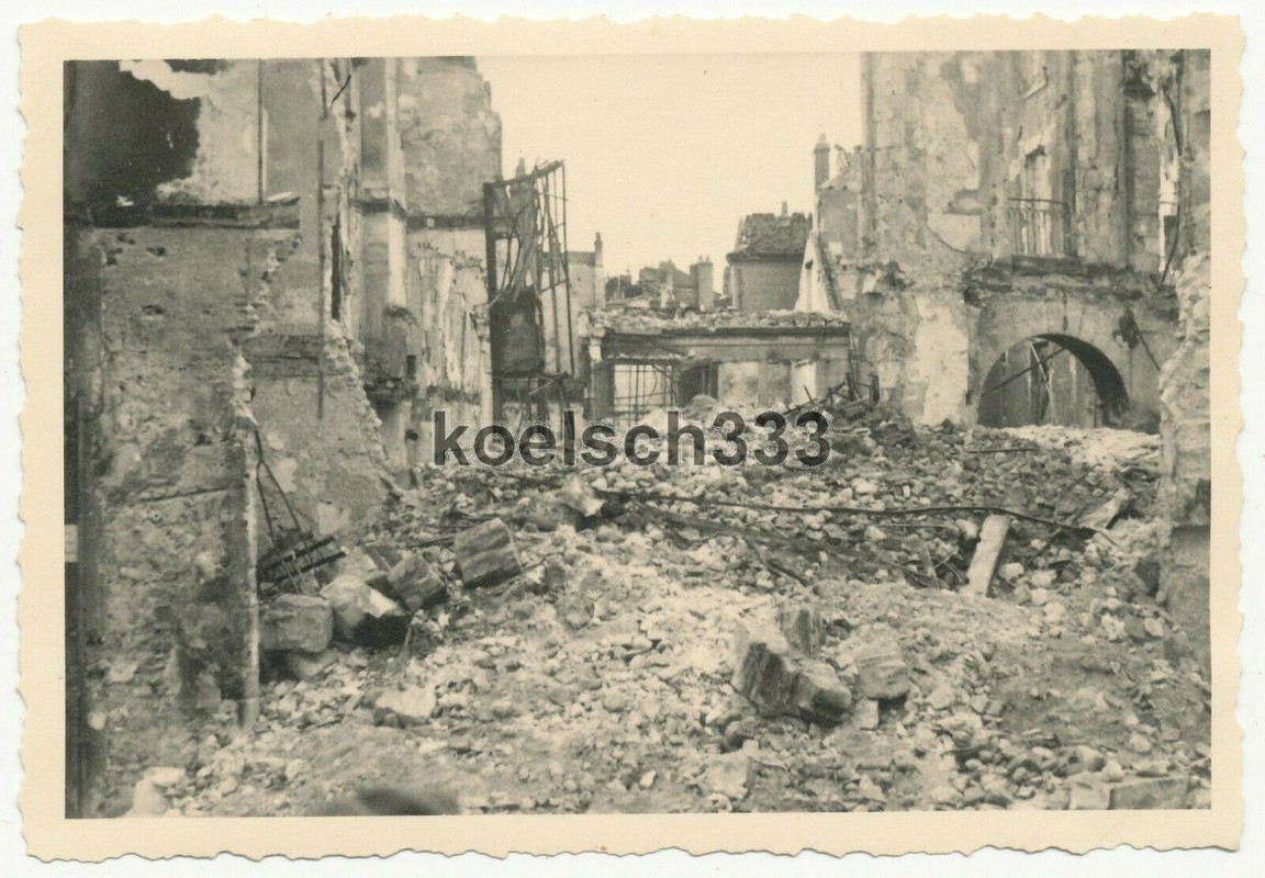 Foto Häuser Ruinen der schwer zerstörten Stadt Blois an der Loire in Frankreich